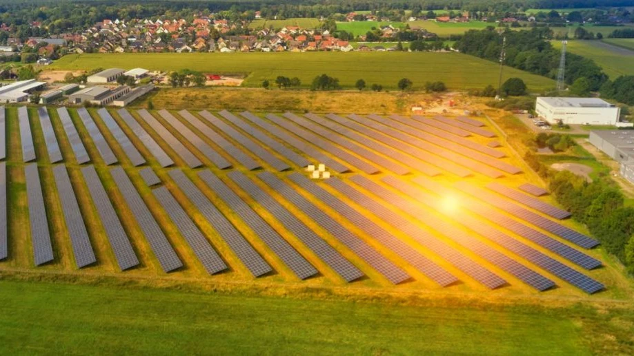 SolarEdge has revised its third-quarter forecast—the low end of the range implies a year-over-year decline in sales of nearly 9% due to a seasonal slowdown in demand in Europe and weak sales in the U.S. / Photo: Shutterstock.com