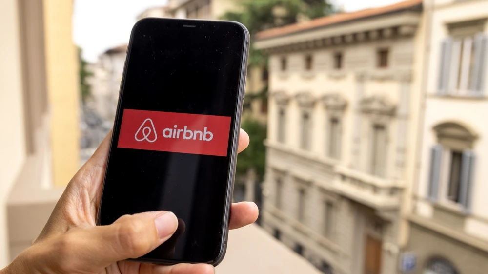 Хранение багажа помогло Airbnb конкурировать с отелями / Фото: Boumen Japet / Shutterstock