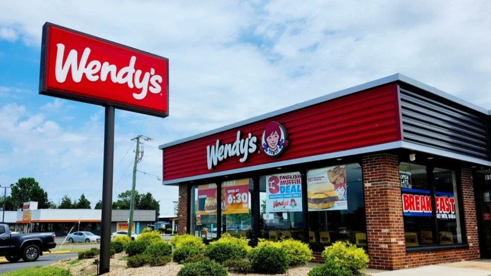 Сеть ресторанов Wendys отозвала прогноз на 2026 год / Фото: Shutterstock.com / refrina