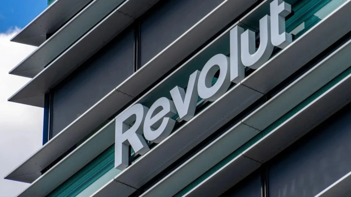 British neobank Revolut has received a banking license in France and will open its headquarters in Paris / Photo: Veja/Shutterstock.com
