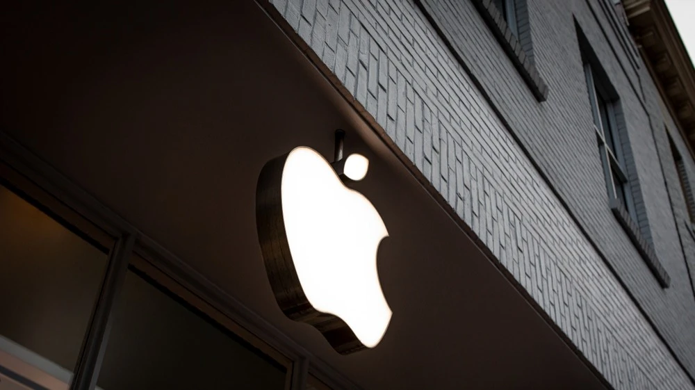 Apple has not abandoned its plans to release a new smartphone with a glass design to mark the iPhones 20th anniversary / Photo: bluestork / Shutterstock