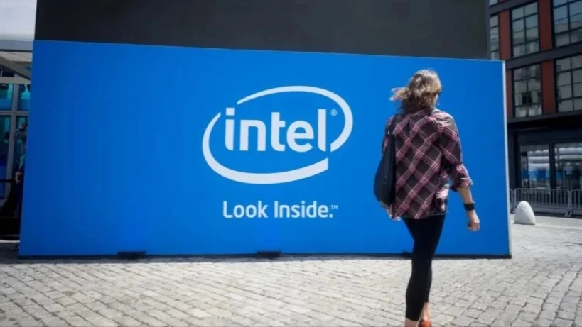 The decline in Intels stock price slowed on news of strong demand for its FPO / Photo: rblfmr/Shutterstock.com