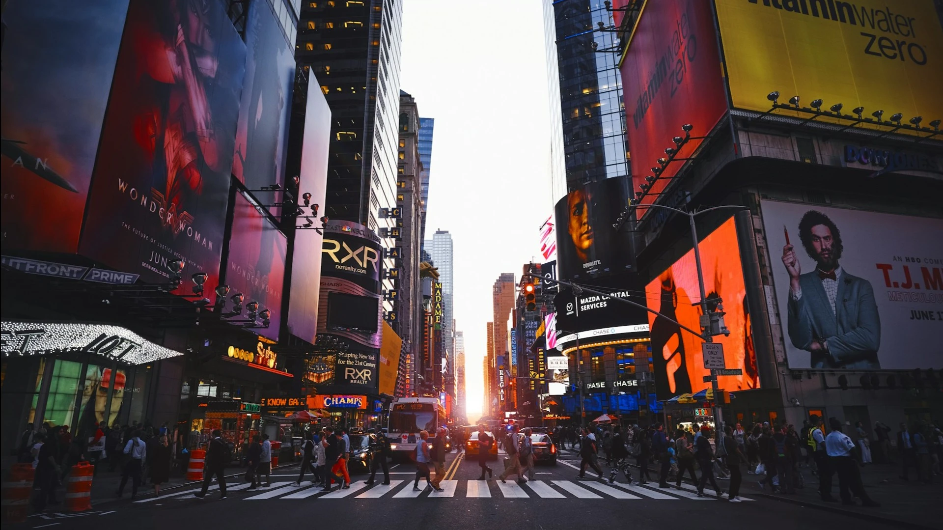 U.S. stock indices are nearing new record highs / Photo: Unsplash/Luca Bravo