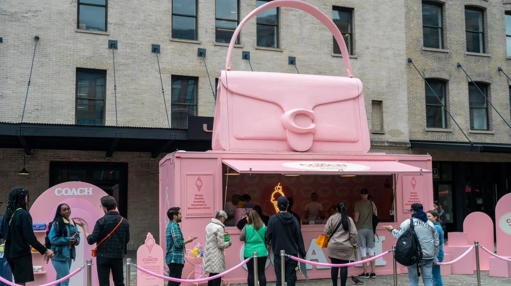 Акции Tapestry, материнской компании брендов Coach и Kate Spade, 13 августа обвалились на 17% / Фото: rblfmr/Shutterstock
