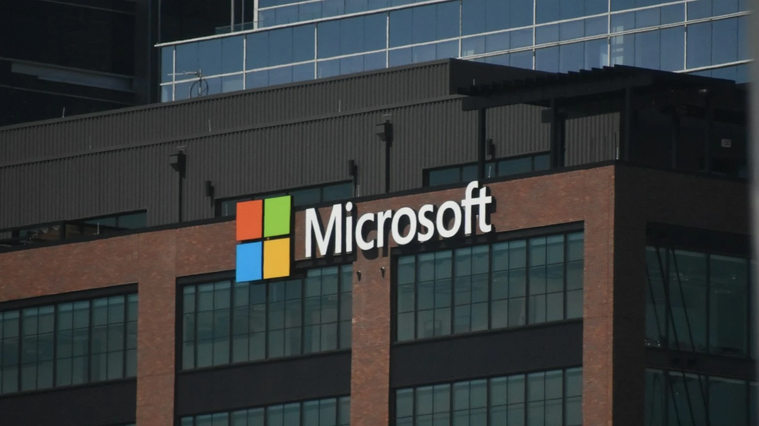 JPMorgan believes Microsoft may continue to grow, driven by demand for AI and cloud services / Photo: Unsplash.com / Simon Ray