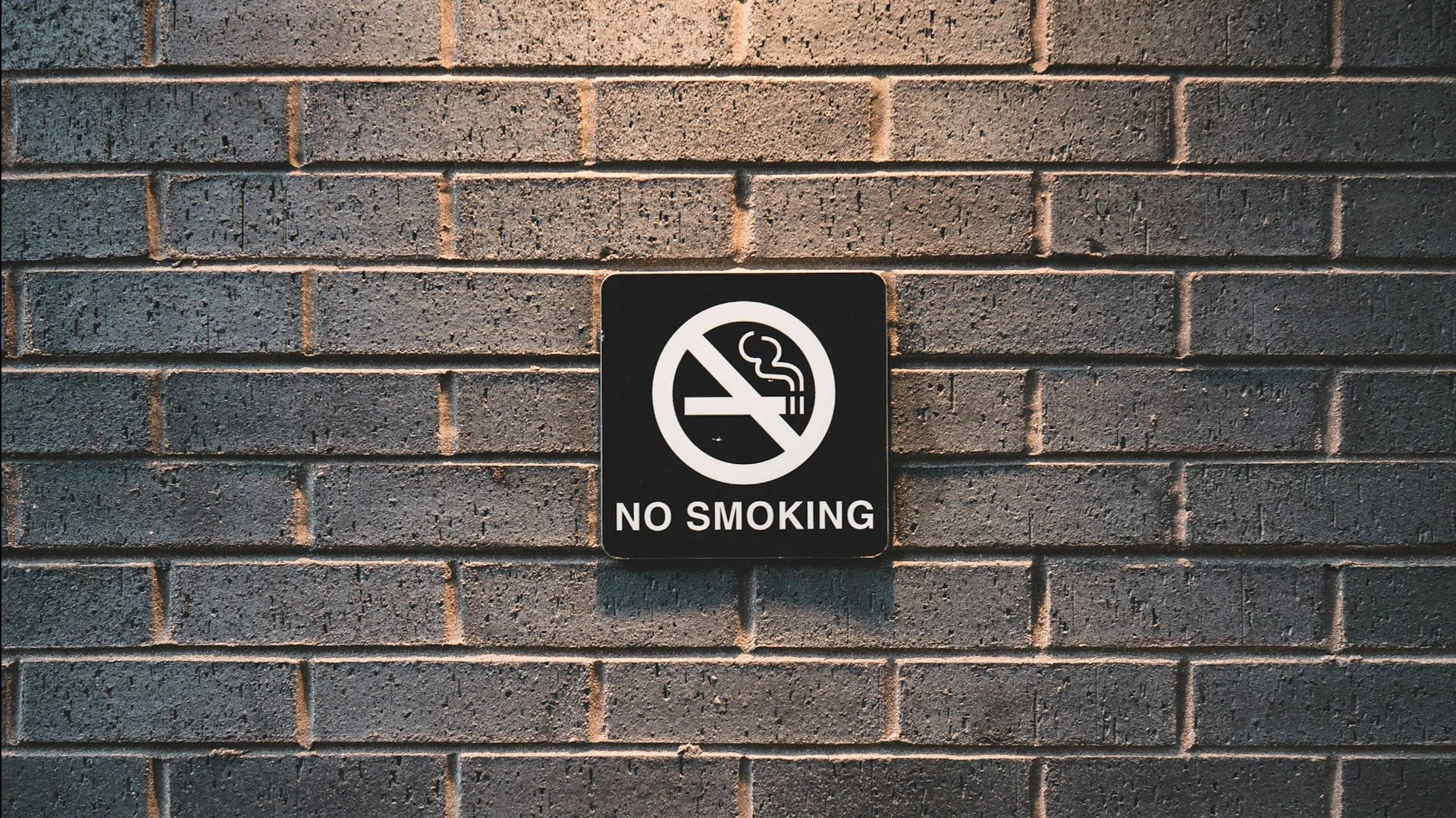 Morgan Stanley recommended buying shares of a company that develops smoking cessation drugs / Photo: Unsplash / JJ Shev