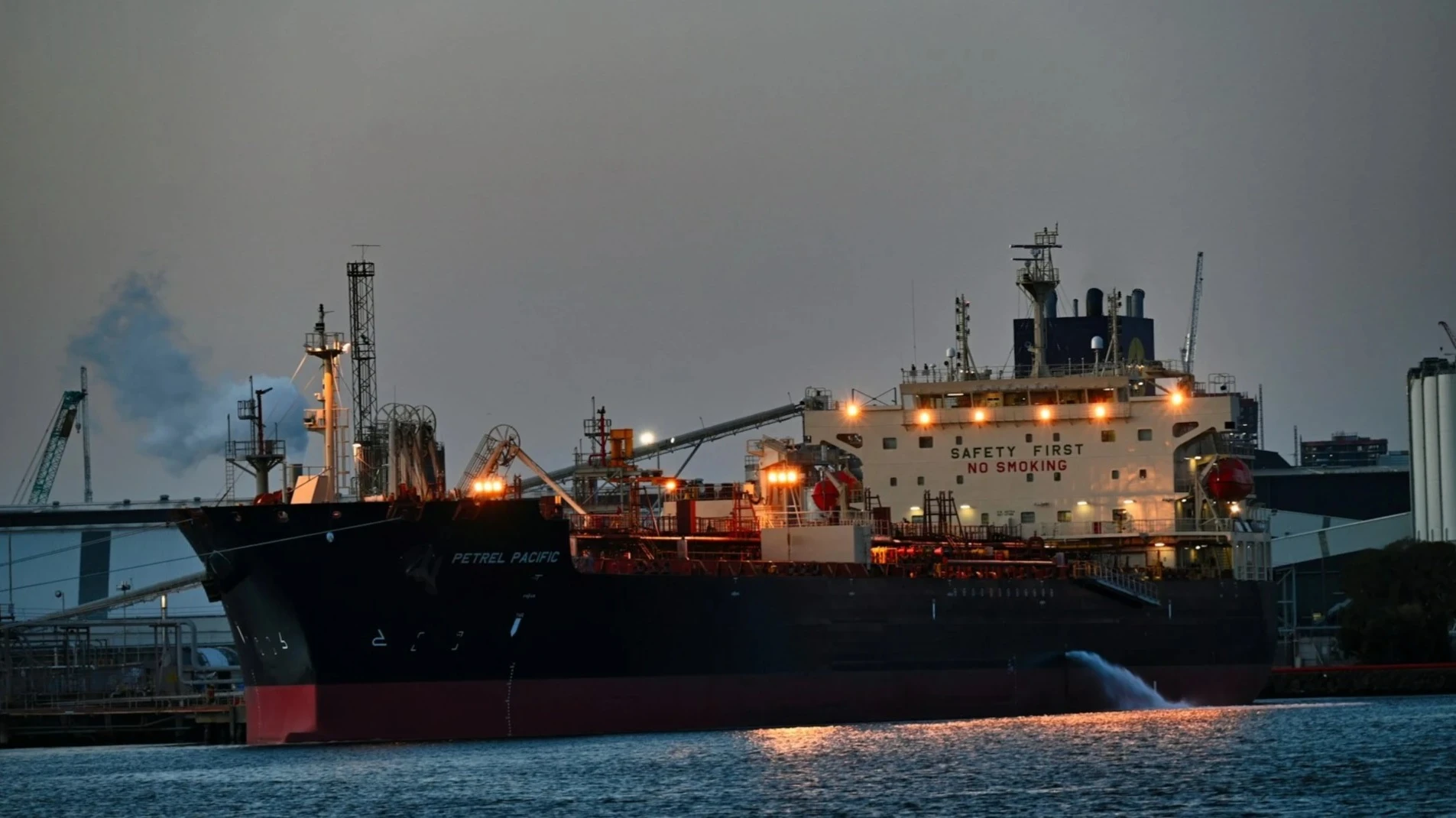 Oil prices are up about 4% for the week amid new attacks on Emirati tankers and a tougher stance by the White House / Photo: Unsplash/Enguerrand Photography