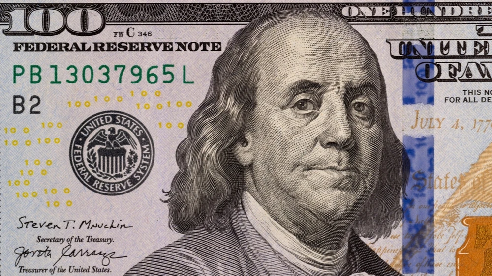 The Bloomberg Dollar Spot Index fell 0.4% on Friday, hitting its lowest level since May 29 / Photo: rsooll / Shutterstock.com