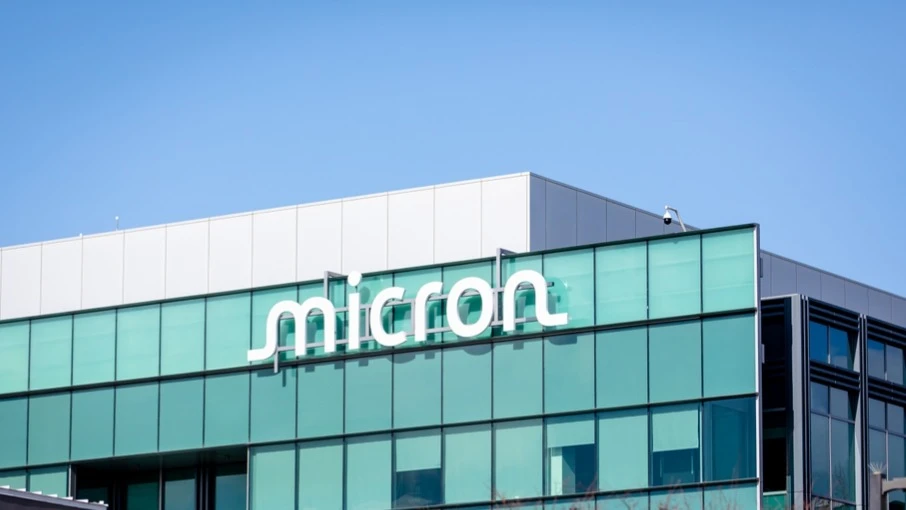 Акции Micron выросли после призыва Белого дома к отказу от чипов из Китая / Фото: bluestork / Shutterstock