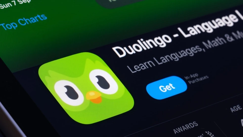 Duolingo получил редкое повышение рейтинга / Фото: Ascannio / Shutterstock.com