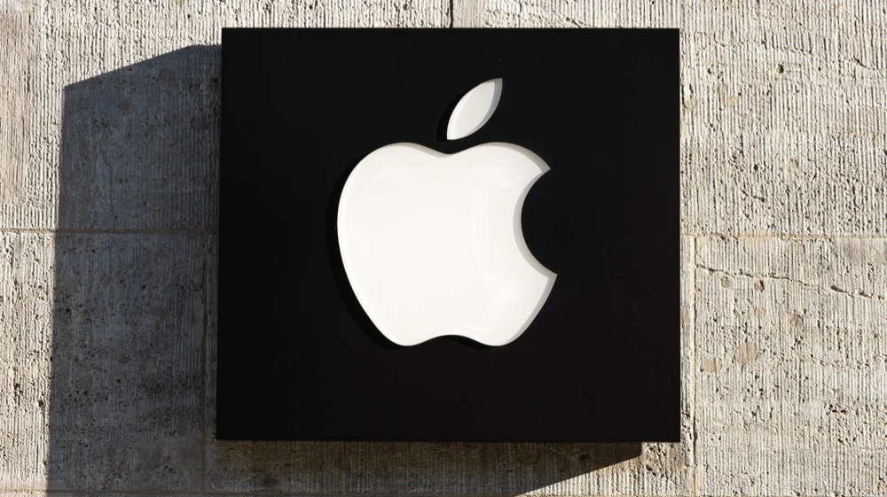 Apple stock could be the most forward-looking investment among tech giants, according to an analyst / Photo: effjott.art / Shutterstock