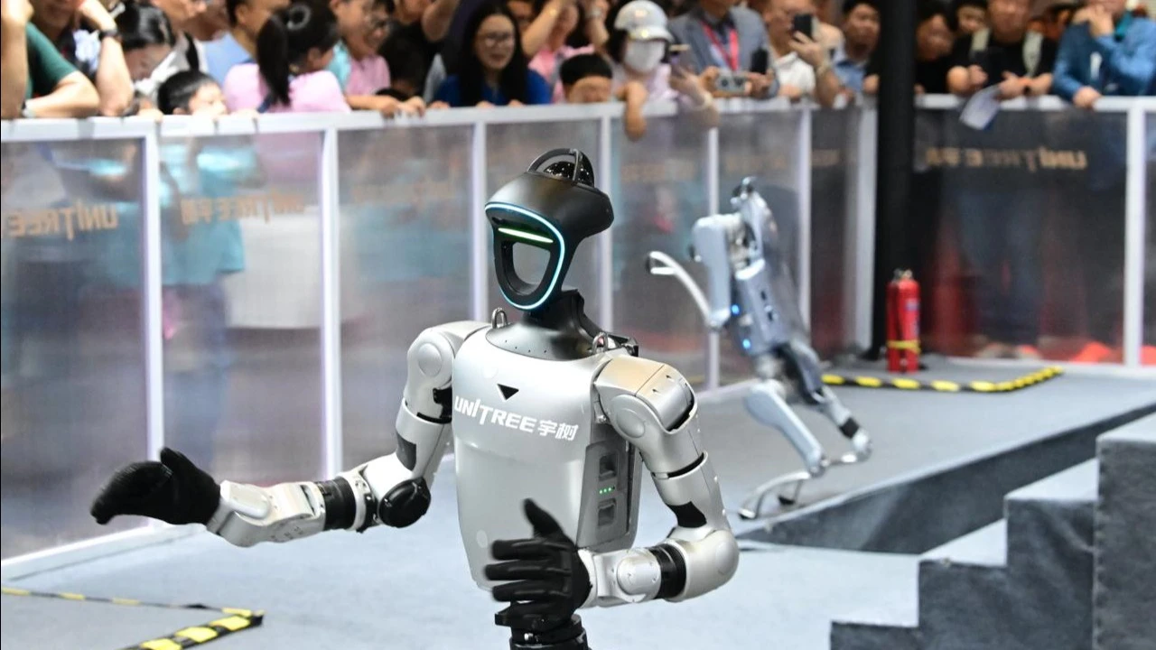 Акции Unitree Robotics, ставшей известной благодаря танцующим роботам, взлетели на 460% на дебютных торгах в Шанхае / Фото: CFOTO/Future Publishing via Getty Images)
