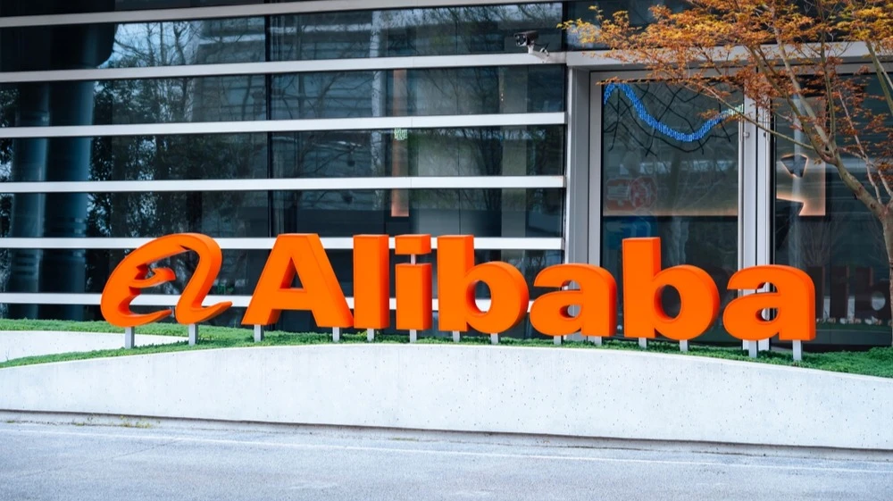 Alibabas top executives bought company stock after an 8.5% drop / Photo: Shutterstock.com / VTT Studio