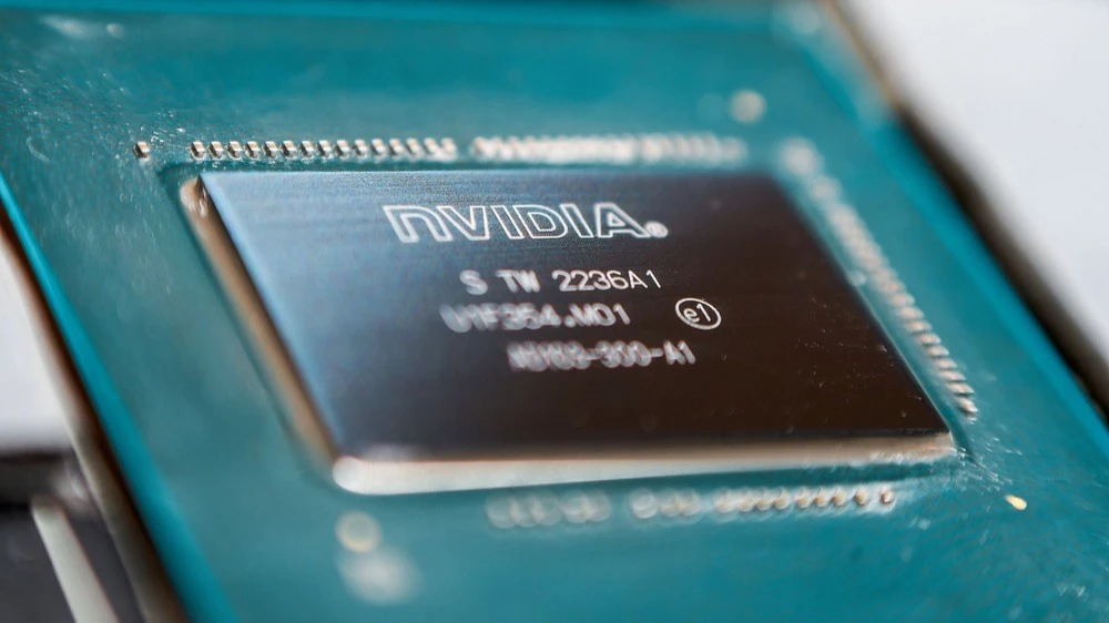 Nvidia в последние годы является безоговорочным лидером на рынке чипов для обучения и работы нейросетей / Фото: alexgo.photography/Shutterstock.com