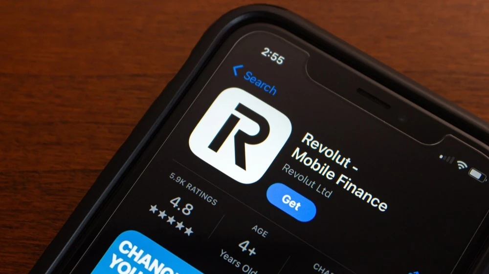 Британский финтех-стартап Revolut присоединился к глобальным банкам и платежным сервисам, выпускающим собственные стейблкоины. Фото: Koshiro K/Shutterstock