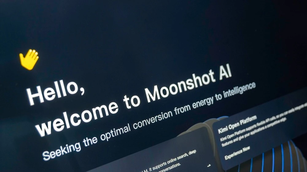Chinese startup Moonshot AI is in talks with Microsoft, Amazon, and Alphabet regarding a revenue-sharing agreement / Photo: agustin.photo/Shutterstock