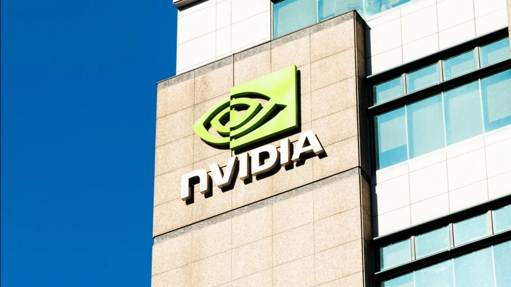 Nvidia предлагала операторам ИИ-облаков финансовую поддержку в обмен на долю выручки, полученной от использования ее чипов, но теперь приостановила эту программу / Фото: Jack Hong / Shutterstock