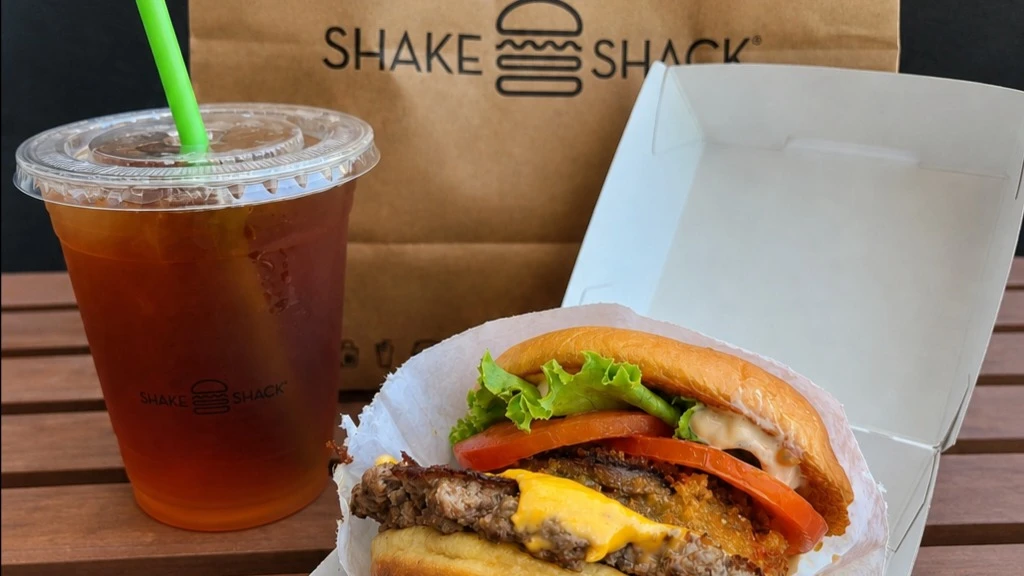 Shake Shack начиналась с тележки с хот-догами в Мэдисон-сквер-парке и изначально не задумывалась как ресторанная сеть / Фото: Hology Interactive / Shutterstock.com