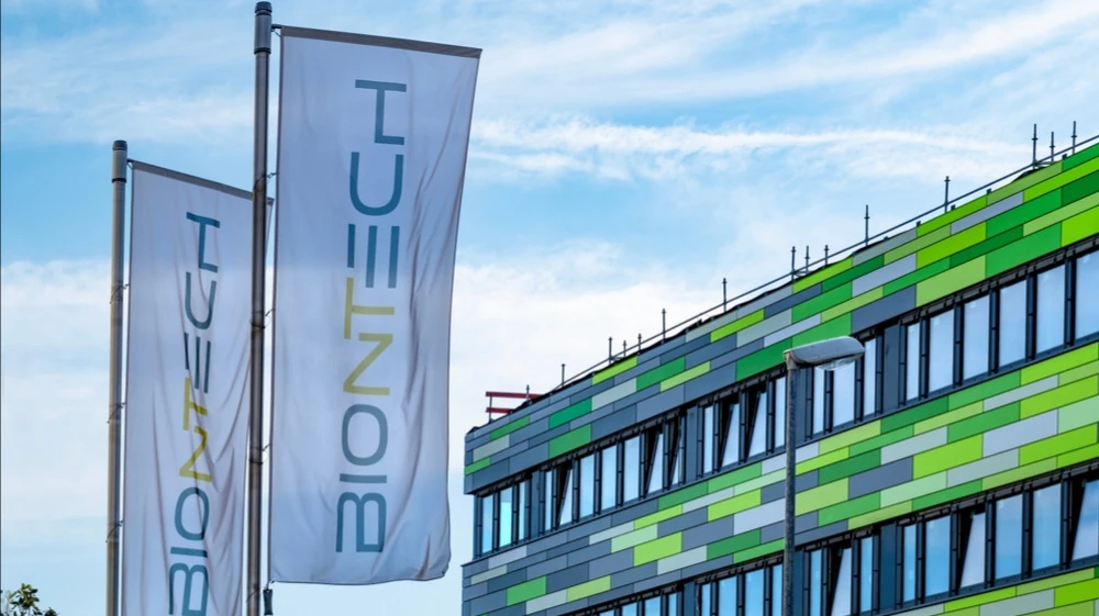 BioNTech и Roche свернули исследования экспериментальной персонализированной мРНК-иммунотерапии для пациентов с раком толстой и прямой кишки II–III стадии / Фото: Kittyfly / Shutterstock.com