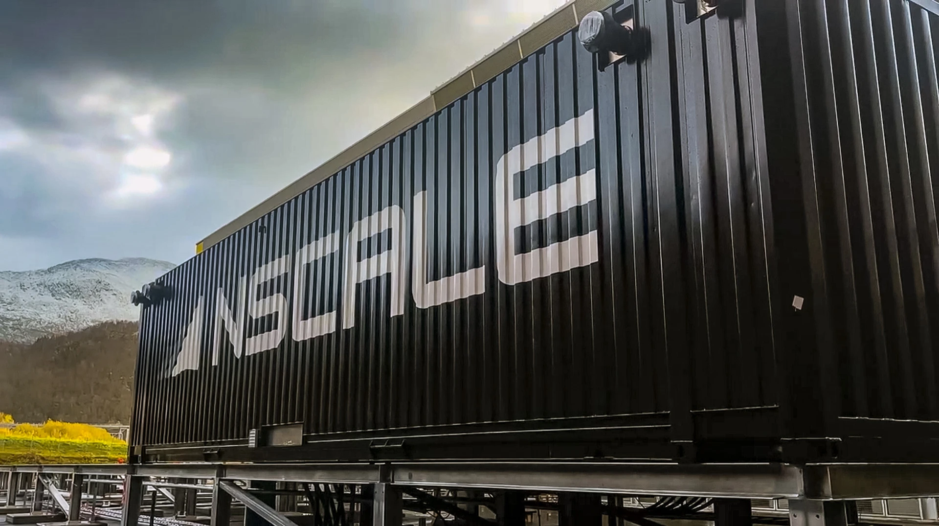 Google, Microsoft и Anthropic претендовали на аренду одного дата-центра Nscale, выяснило издание Semafor / Фото: Youtube / Nscale