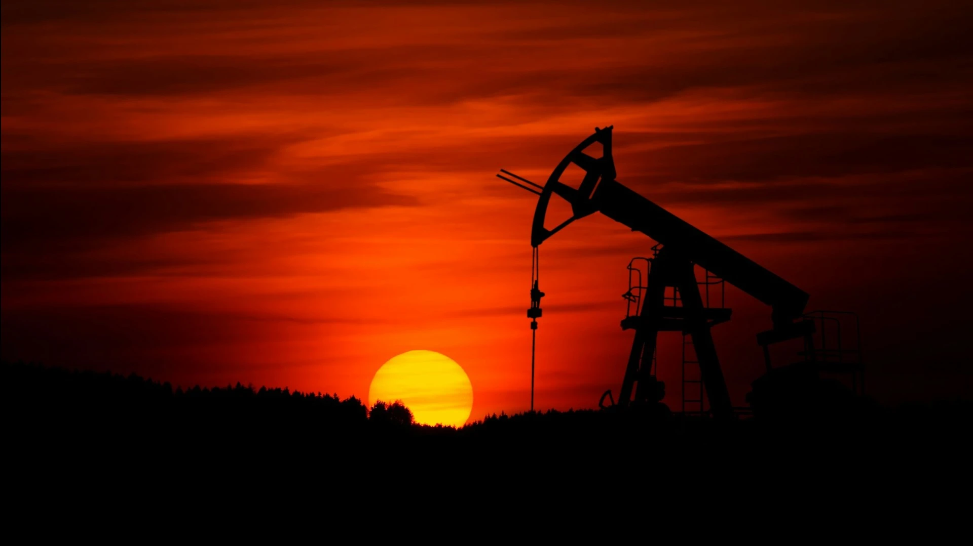 Brent is holding above $91 per barrel, while WTI is trading around $87, once again linking geopolitics to inflation and interest rate risks / Photo: Zbynek Burival / unsplash