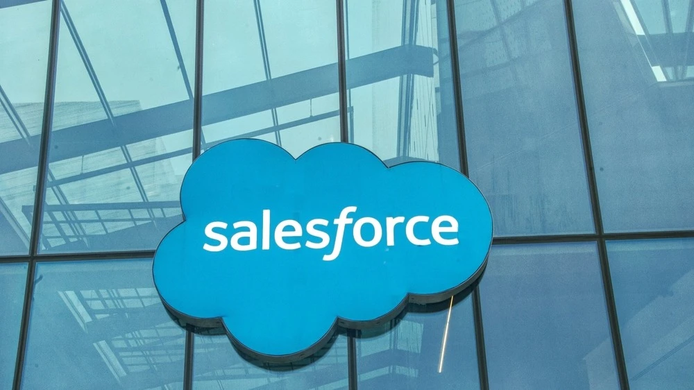 Бумаги Salesforce, создающей программное обеспечение для управления продажами и работы с клиентами, за август взлетели на 39,95%. Фото: frank333/Shutterstock