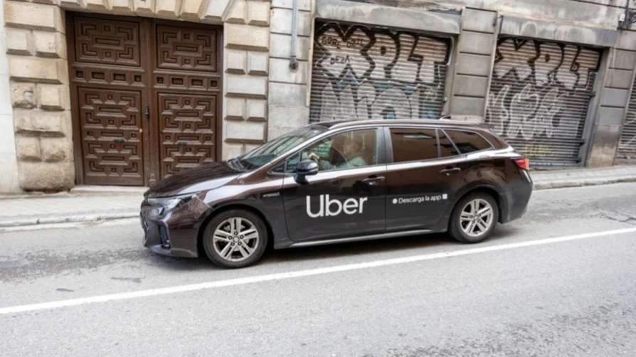 Uber сократит 10% своих рабочих мест / Фото: Azulblue/Shutterstock.com