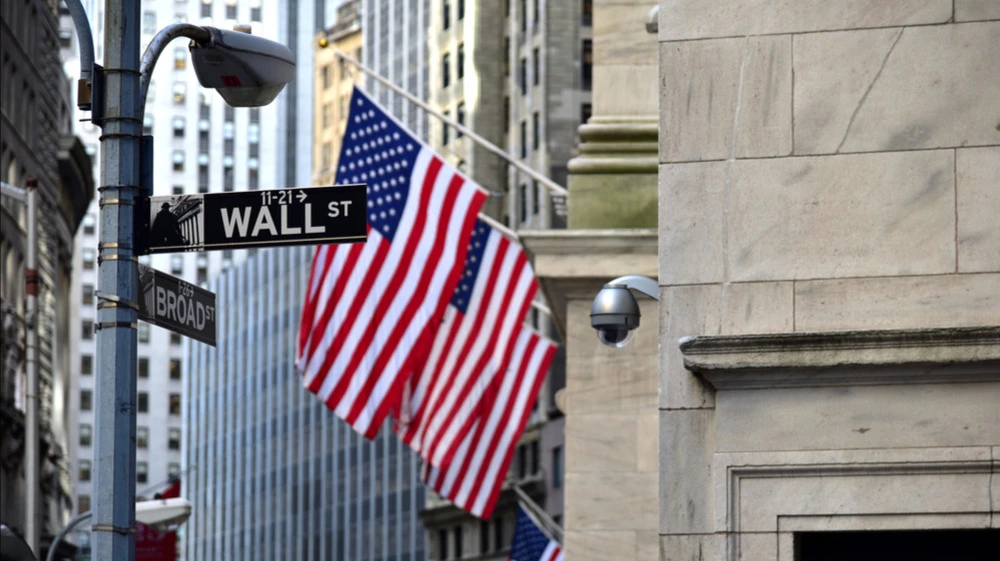 Traders now estimate the probability of a key rate hike or a hold in September at nearly 50-50 / Photo: Lee Nanjoo / Shutterstock.com