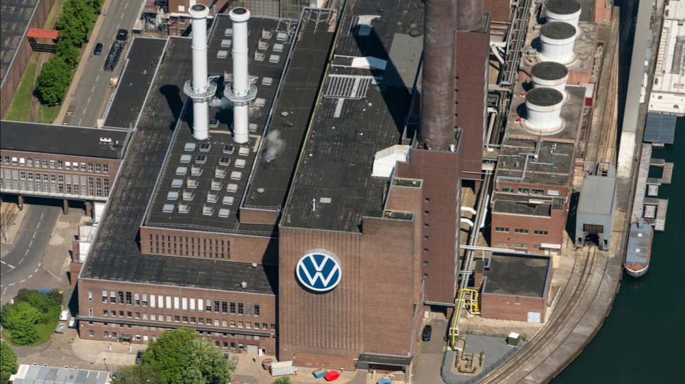 Volkswagen признал, что его избыточные производственные мощности в Европе сейчас составляют около 500 000 автомобилей в год / Фото: Aerovista Luchtfotografie / Shutterstock.com