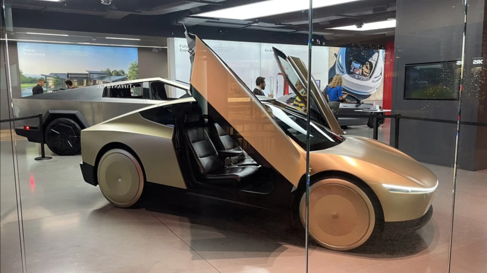 The Cybercab does not comply with U.S. Federal Motor Vehicle Safety Standards because it lacks a steering wheel, pedals, and rearview mirrors / Photo: Josiah True / Shutterstock.com