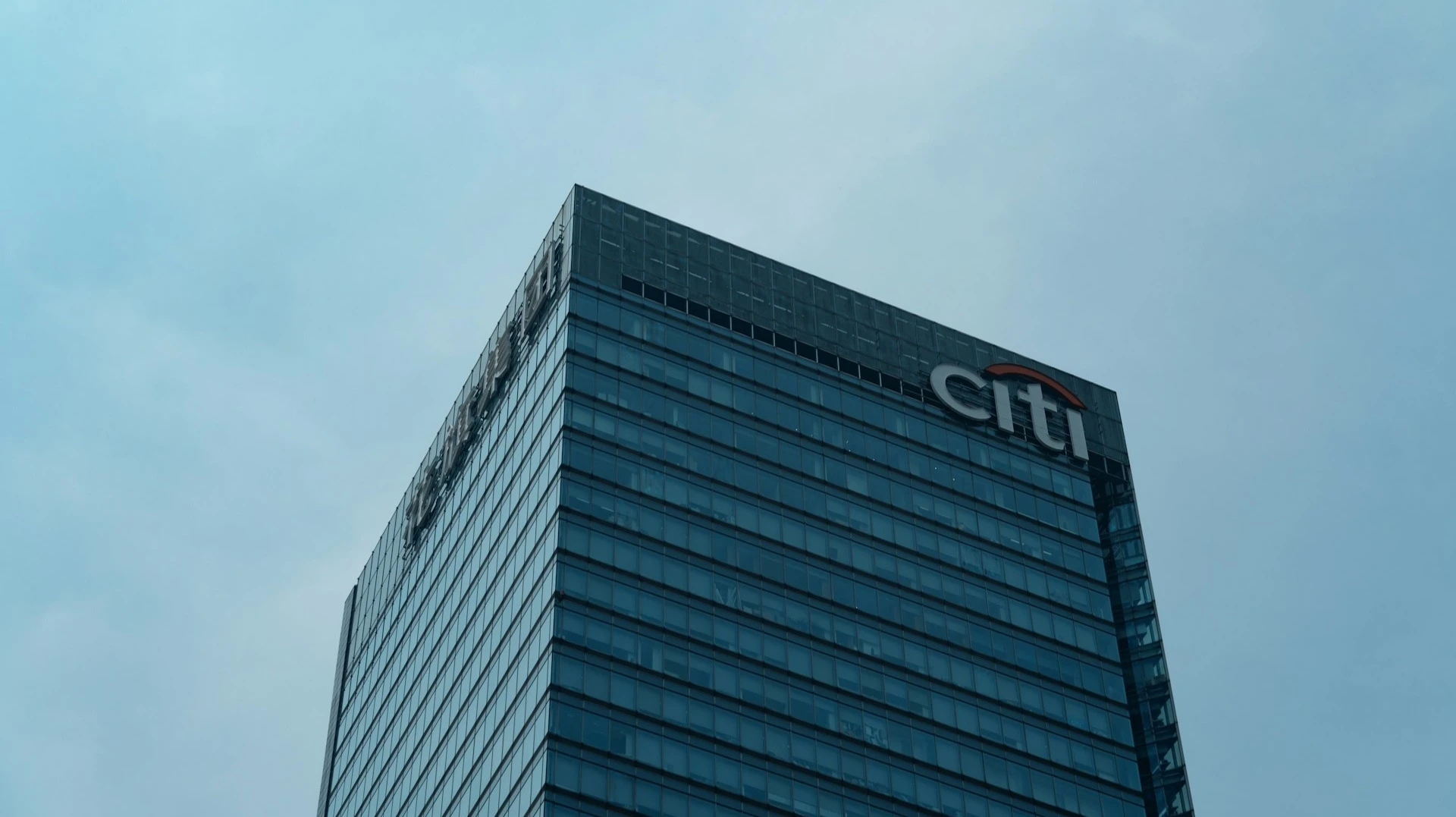 A strong U.S. labor market report prompted Citi to revise its interest rate forecast / Photo: Unsplash/Declan Sun