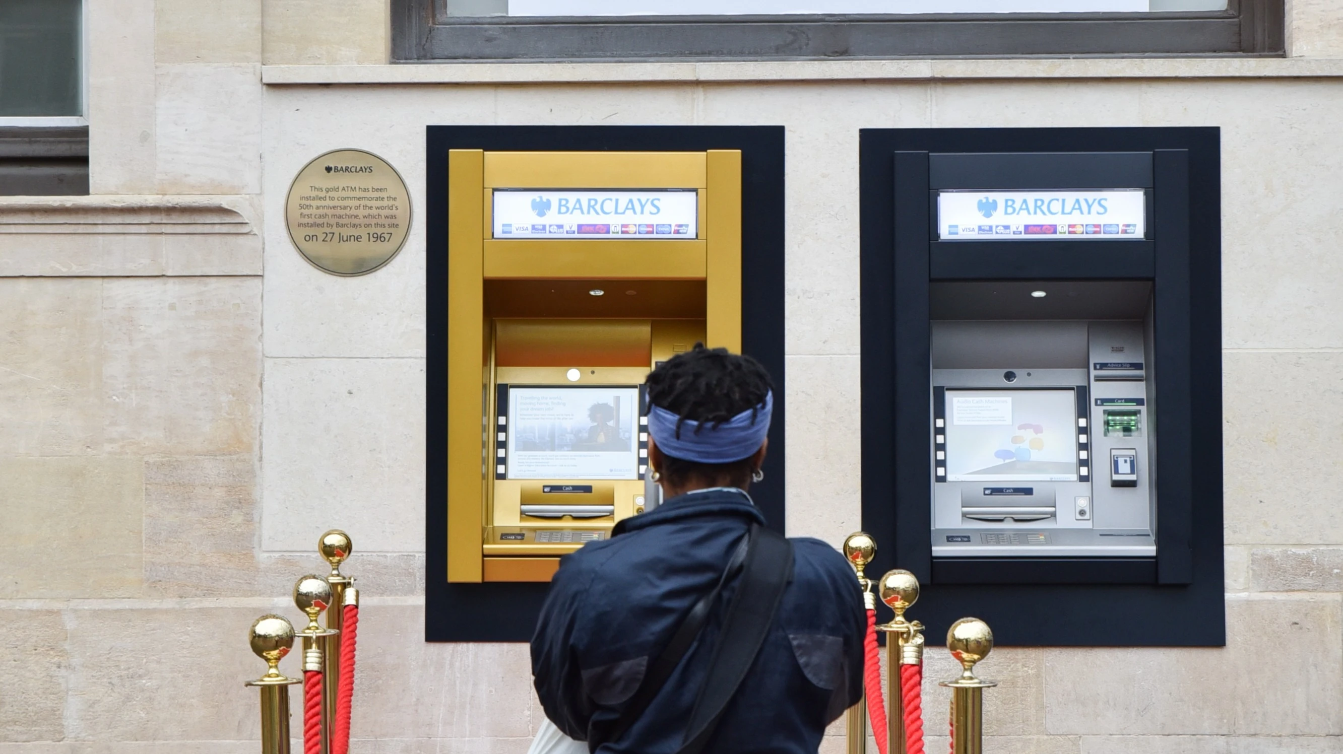 В 2017 году Barclays разместил у отделения в Энфилде «золотой» банкомат — в честь 50-летия установки первого аппарата. Фото: Getty Image