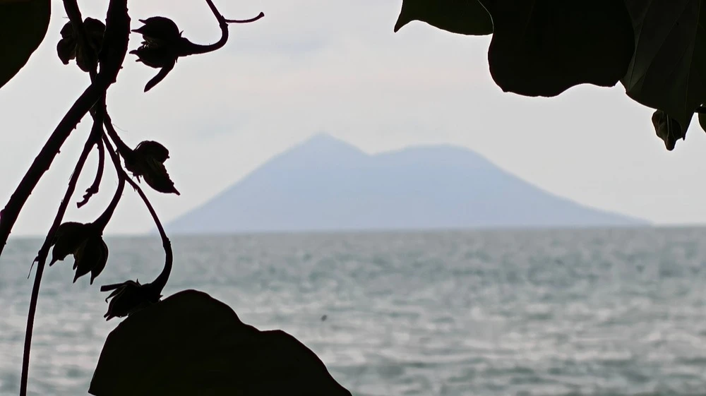 More than 2,000 flights have been canceled in Indonesia due to the eruption of Mount Anak Krakatau / Photo: Fajrul Islam / Shutterstock