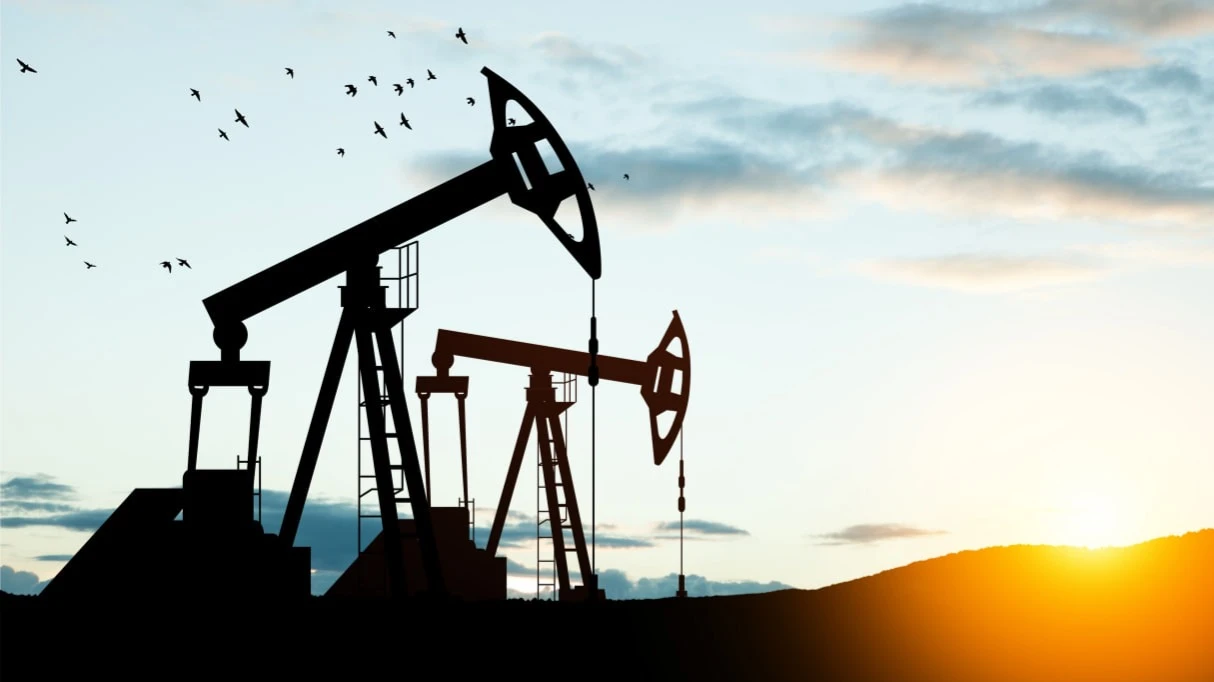 Фьючерсы на нефть марки Brent в ходе торгов 8 сентября преодолели отметку в $99 за баррель / Фото: Hamara / Shutterstock.com