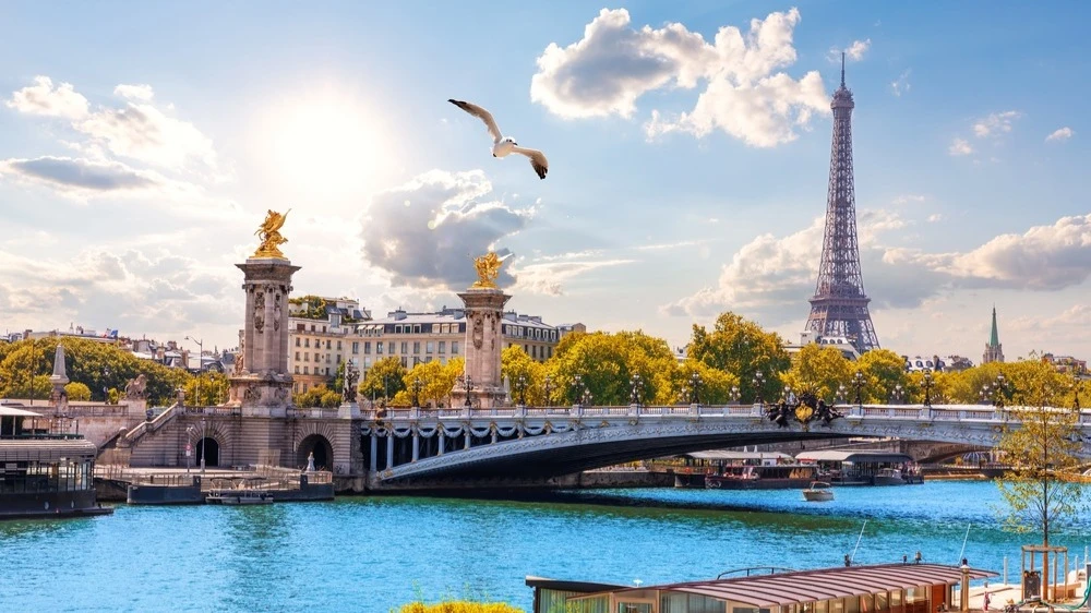 Ahead of the 2027 presidential election in France, Goldman Sachs and Deutsche Bank have begun offering investors baskets of French bonds / Photo: AlexAnton/Shutterstock