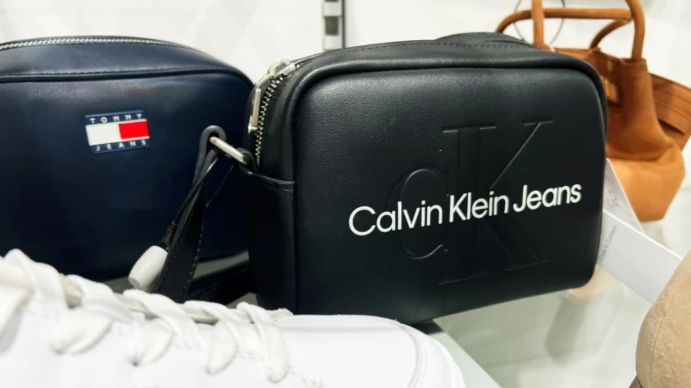 По итогам 2025 года Tommy Hilfiger и Calvin Klein обеспечили около 95% общей выручки PVH Corp. / Фото: AS project / Shutterstock.com