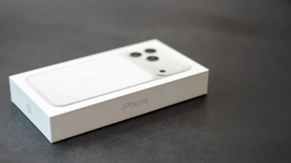 Apple может представить складной iPhone 9 сентября / Фото: Tatjana Meininger / Shutterstock.com