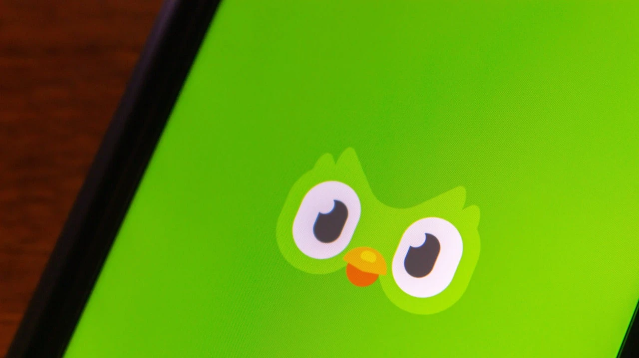 Duolingo потроллил Apple за название нового складного iPhone Duo / Фото: Koshiro K / Shutterstock.com