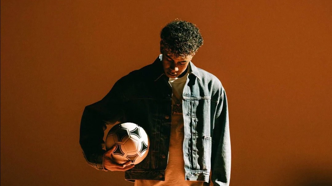 American Eagle will stop running ads featuring celebrities such as Barcelona midfielder Lamine Yamal / Photo: Facebook / American Eagle