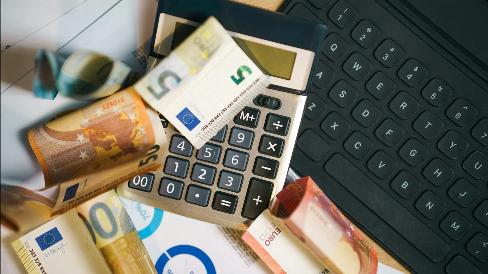 The ECB raised interest rates by 25 basis points. Will it follow the Feds lead? / Photo: Unsplash/Jakub Żerdzicki