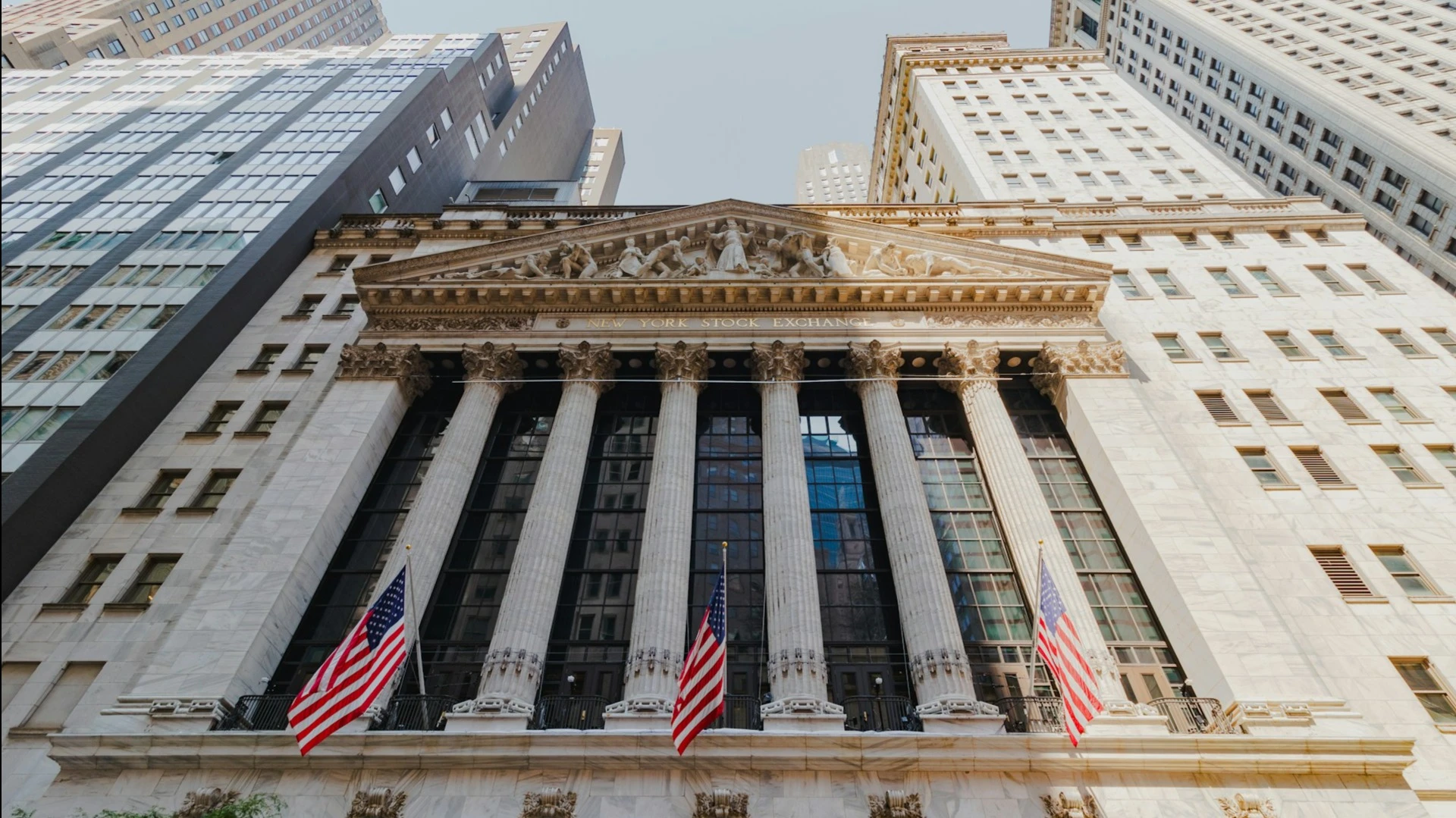 U.S. market opened lower due to rising oil prices / Photo: Unsplash/Joshua Tsu