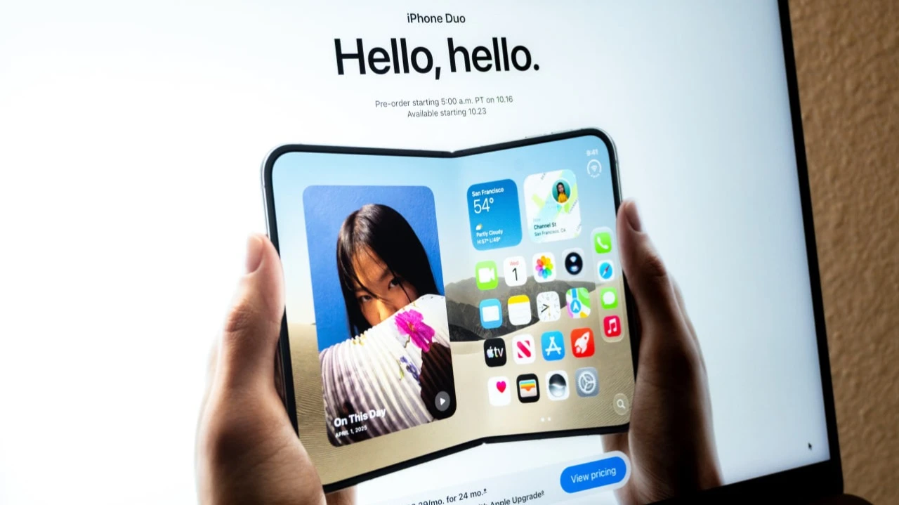 Following the release of the iPhone Duo, the main battle in the foldable smartphone market will be between Apple and Samsung. Photo: agustin.photo / Shutterstock.com