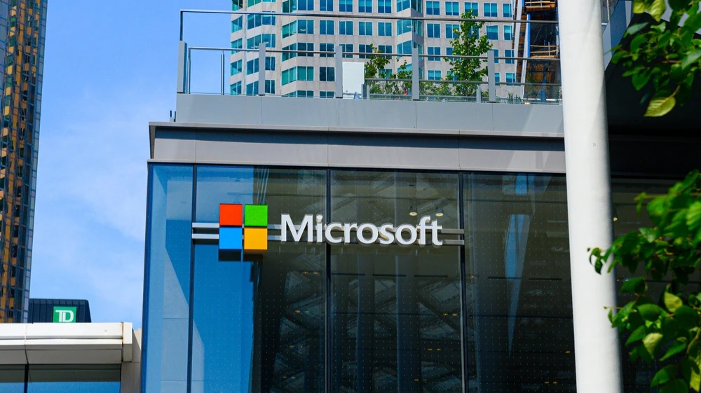 Microsoft включилась в дискуссию о необходимости контроля за ИИ / Фото: ACHPF / Shutterstock.com