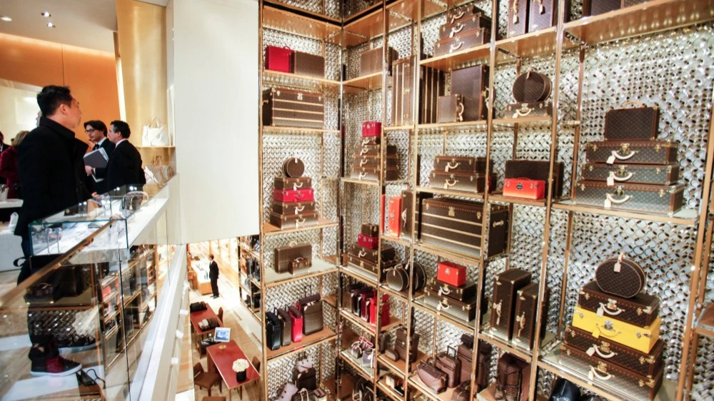 Компания LVMH, владеющая 75 брендами, включая Louis Vuitton и Christian Dior, по итогам торгов 15 сентября покинула десятку самых дорогих компаний Европы. Фото: Alessia Pierdomenico / Shutterstock.com