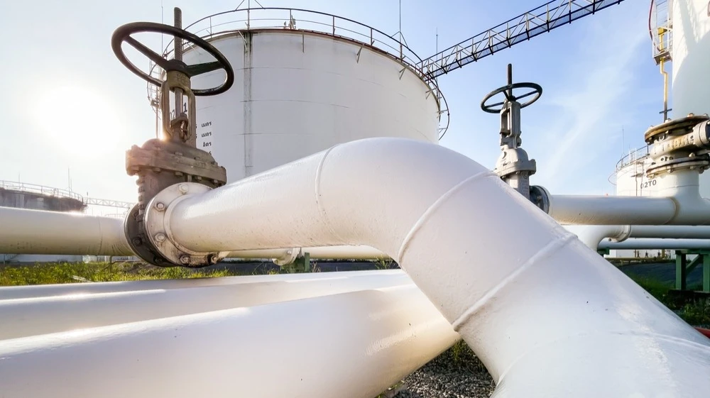 Oil prices fell after the U.S. Department of Energy announced that the oil pipeline in Saudi Arabia would resume operations within a few days / Photo: Shutterstock.com / SUCHIN1975