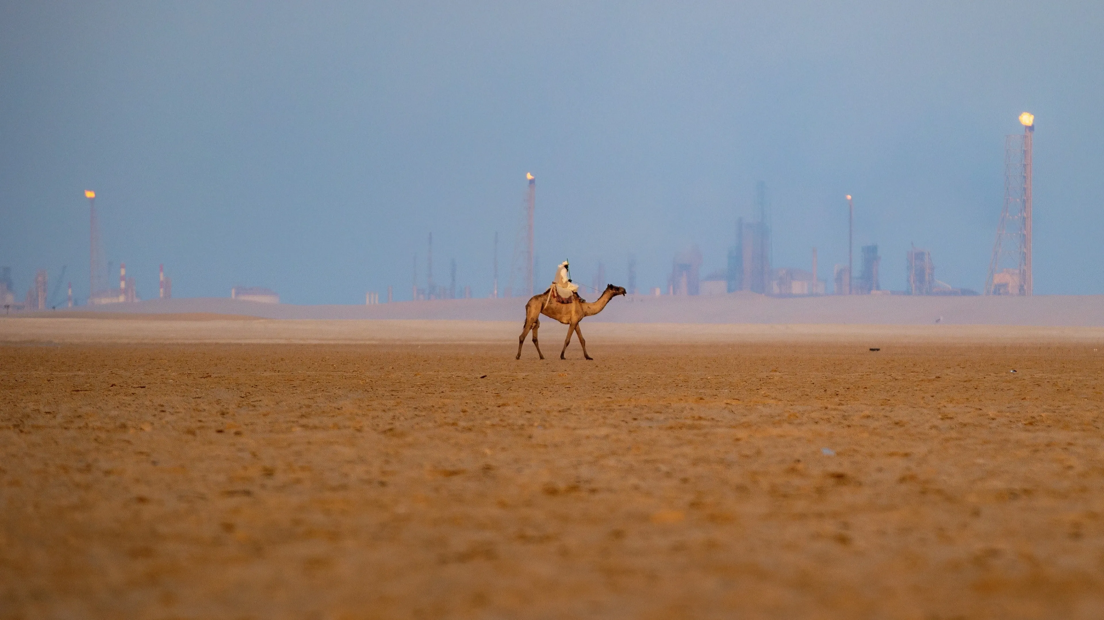 According to Reuters, Saudi Arabia is offering additional shipments of oil to be transshipped onto tankers off the coast of Oman / Photo: fornaxstock/Shutterstock.com