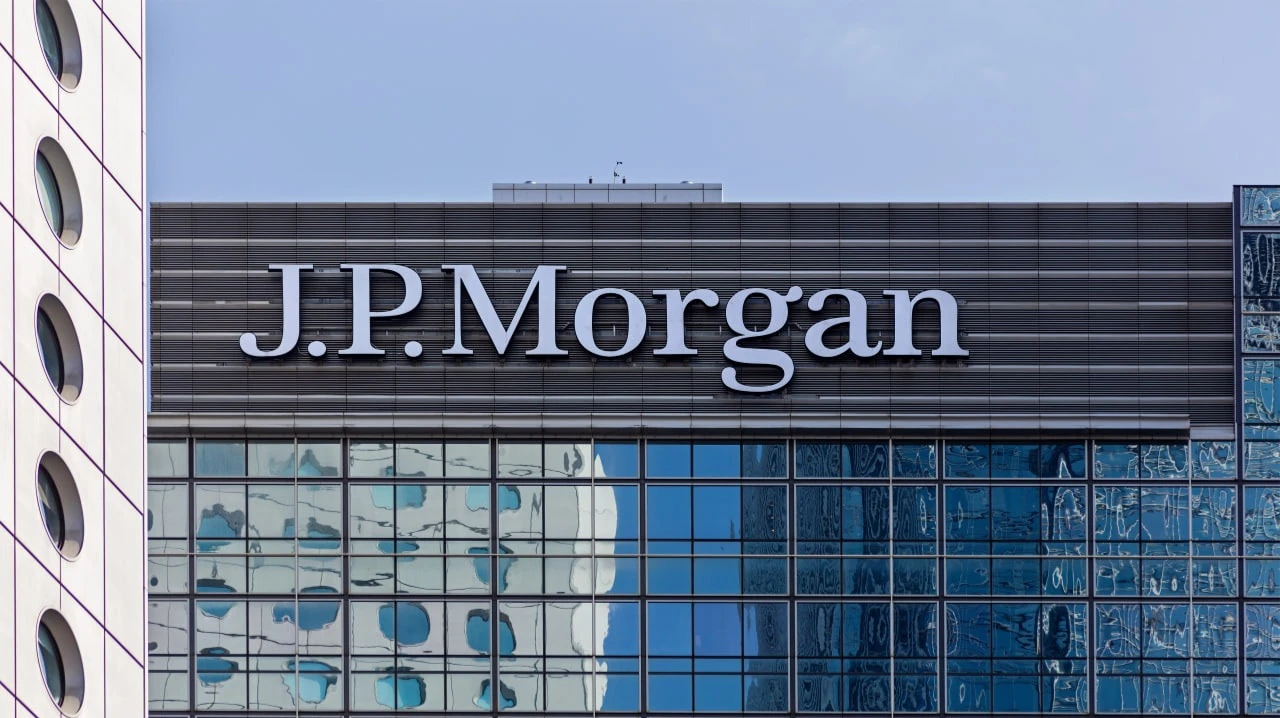 The protracted war between the U.S. and Iran has made it more difficult for JPMorgan to forecast oil prices / Photo: testing / Shutterstock.com