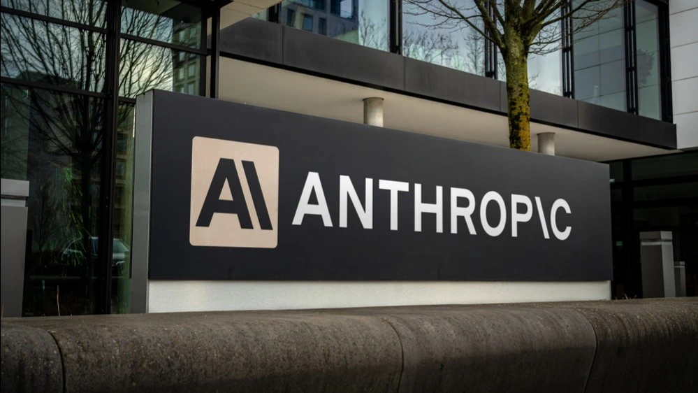 Anthropic выбрал биржу Nasdaq для размещения акций, которое может пройти уже в следующем месяце / Фото: gguy / Shutterstock.com