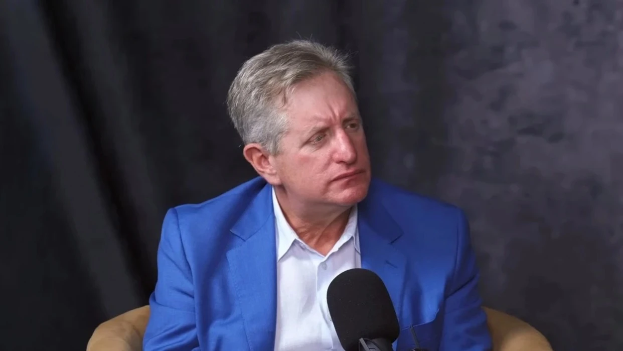 Investor Steve Eisman, one of the first to predict the 2008 global financial crisis, has reduced his stake in AI-sector stocks / Photo: youtube.com/@RealEismanPlaybook