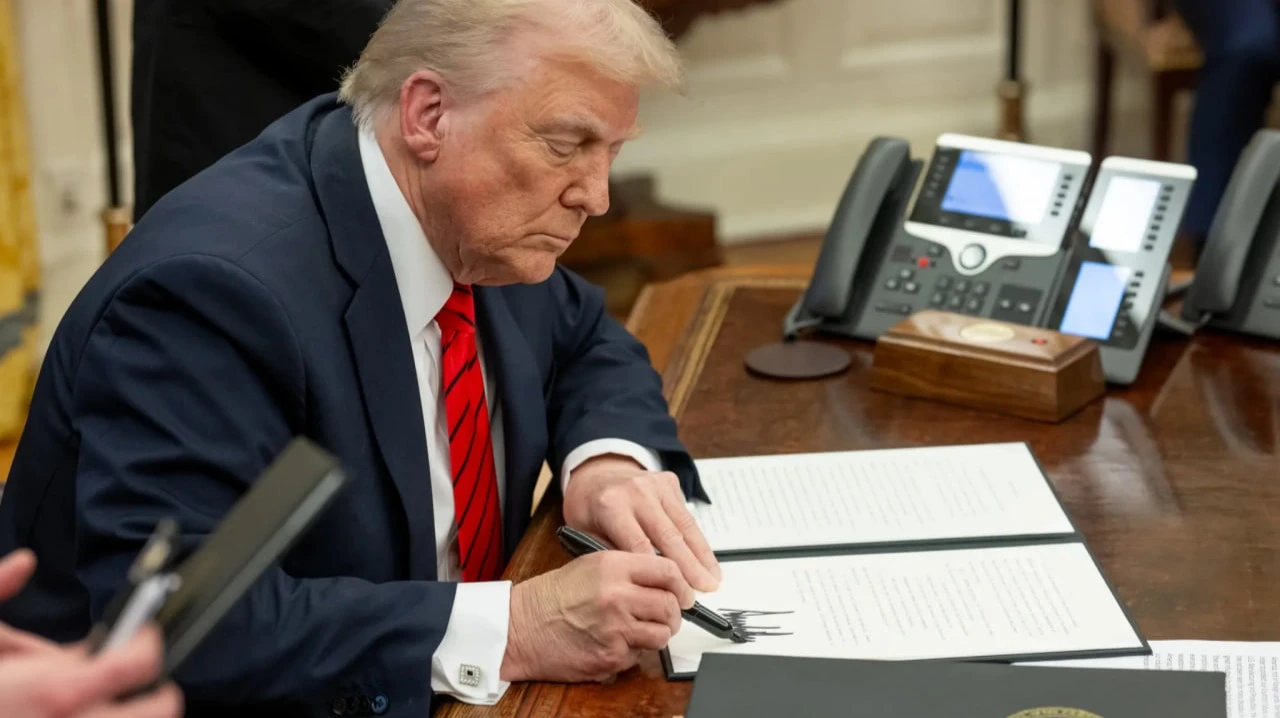 Трамп подписал закон, позволяющий ввести санкции в отношении крупнейших покупателей российской нефти / Фото: White House